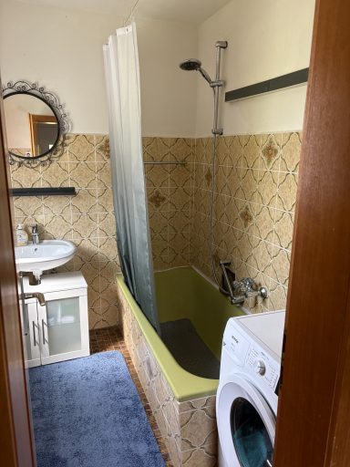 Badezimmer mit Dusche, Badewanne, Waschbecken und Waschmaschine in neutralen Farbtönen.